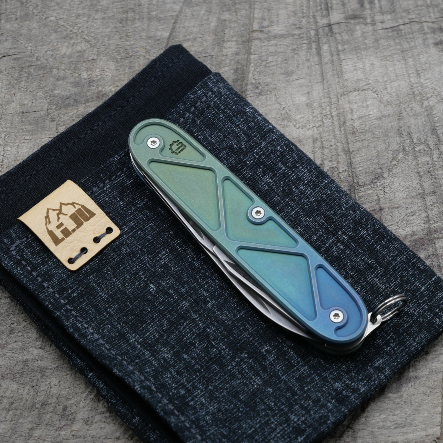 Li.JU MOD - TITAN - TRIANGLE - anodisiert stonewashed - PIONEER - Titan Grade 5  (Ti 6AI 4V)  - 93mm